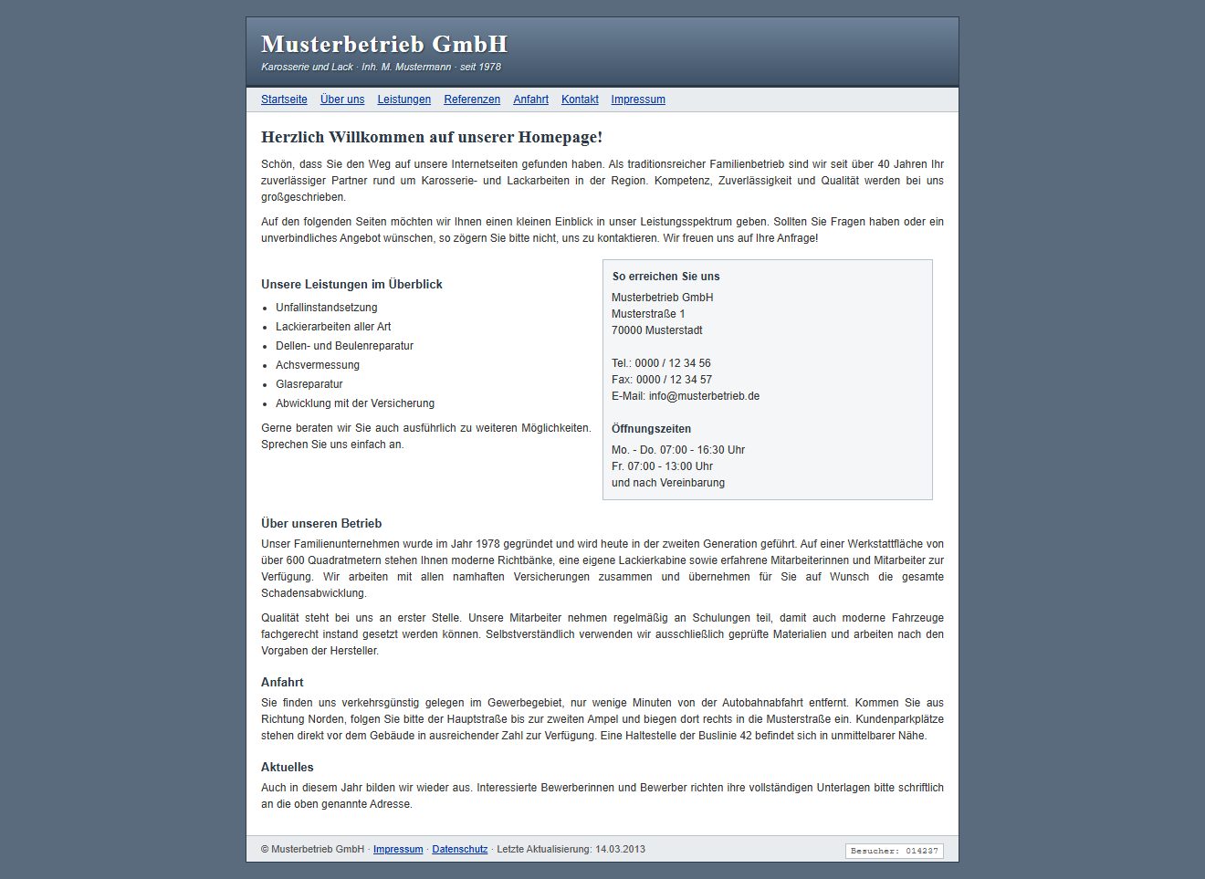 Website eines Karosseriebetriebs im Stil der frühen 2010er Jahre: schmale feste Spalte auf grauem Grund, kleine Schrift, Textblöcke ohne Bilder.